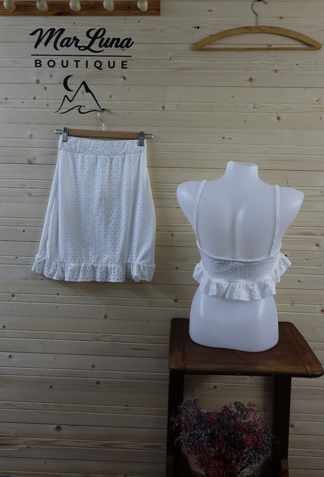 Beyaz Crop Top Mini Etek Takım – Fırfırlı Yazlık Kadın Etek Bluz Kombin
