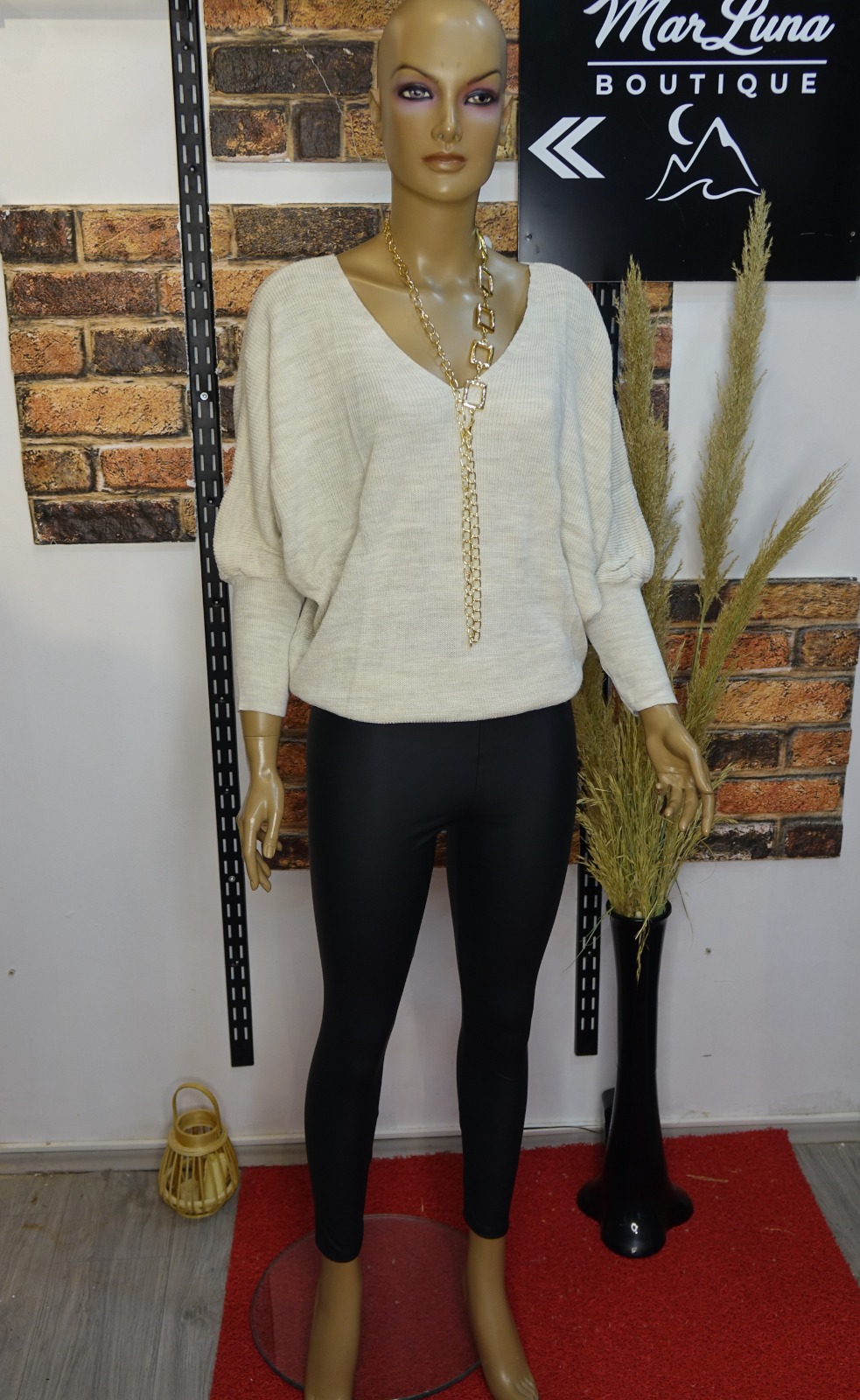 Siyah Suni Deri Kadın Tayt – Güçlü Siluet, Şehirli Şıklık & Zamansız Konfor