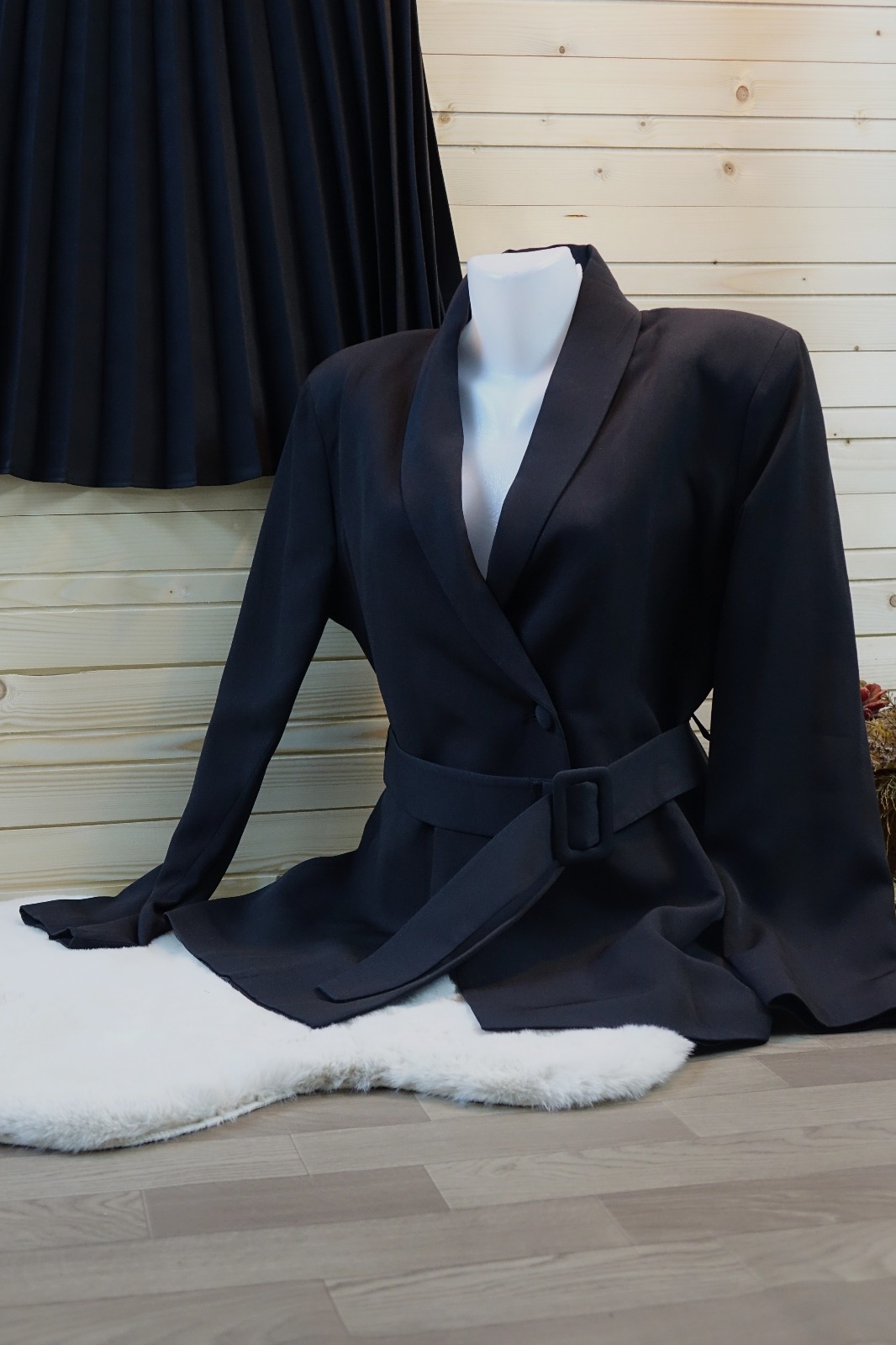 Siyah Vintage Takım – Kemerli Blazer Ceket ve Pileli Midi Etek