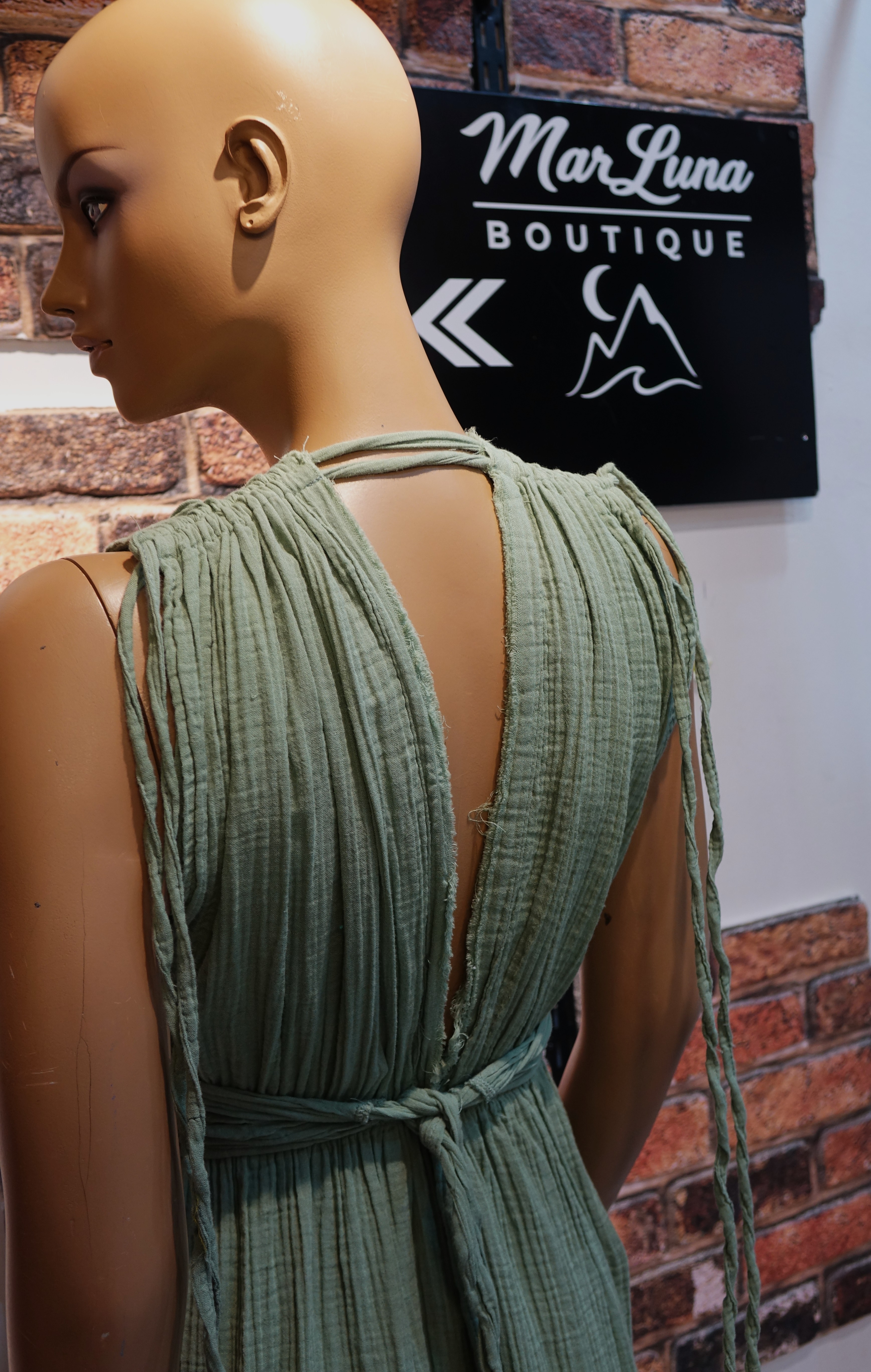 Yeşil Halter Yaka Uzun Kadın Elbise – Sırt Dekolteli Yırtmaçlı Boho Yazlık Maxi Elbise | MarLuna