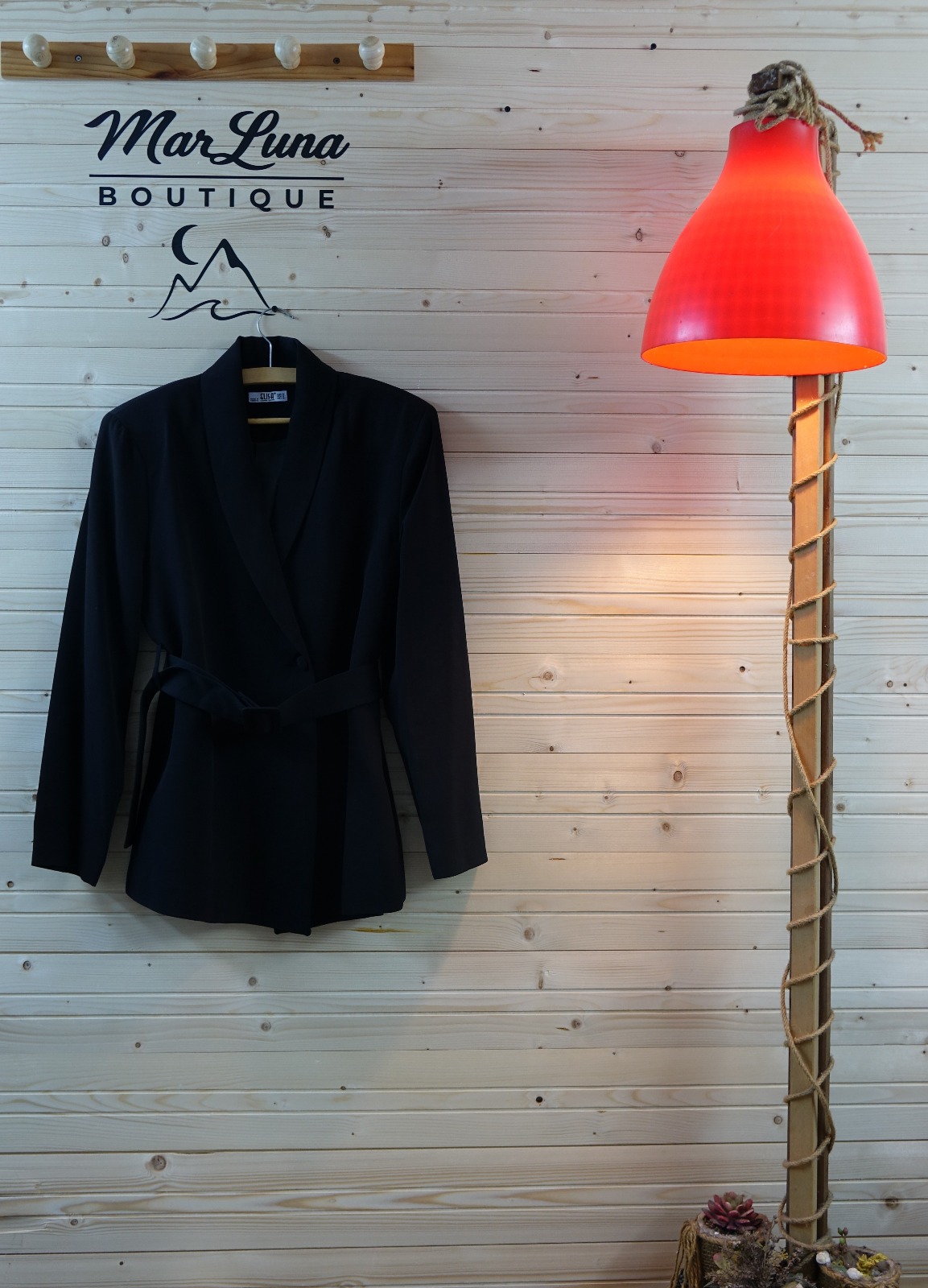 Siyah Vintage Takım – Kemerli Blazer Ceket ve Pileli Midi Etek