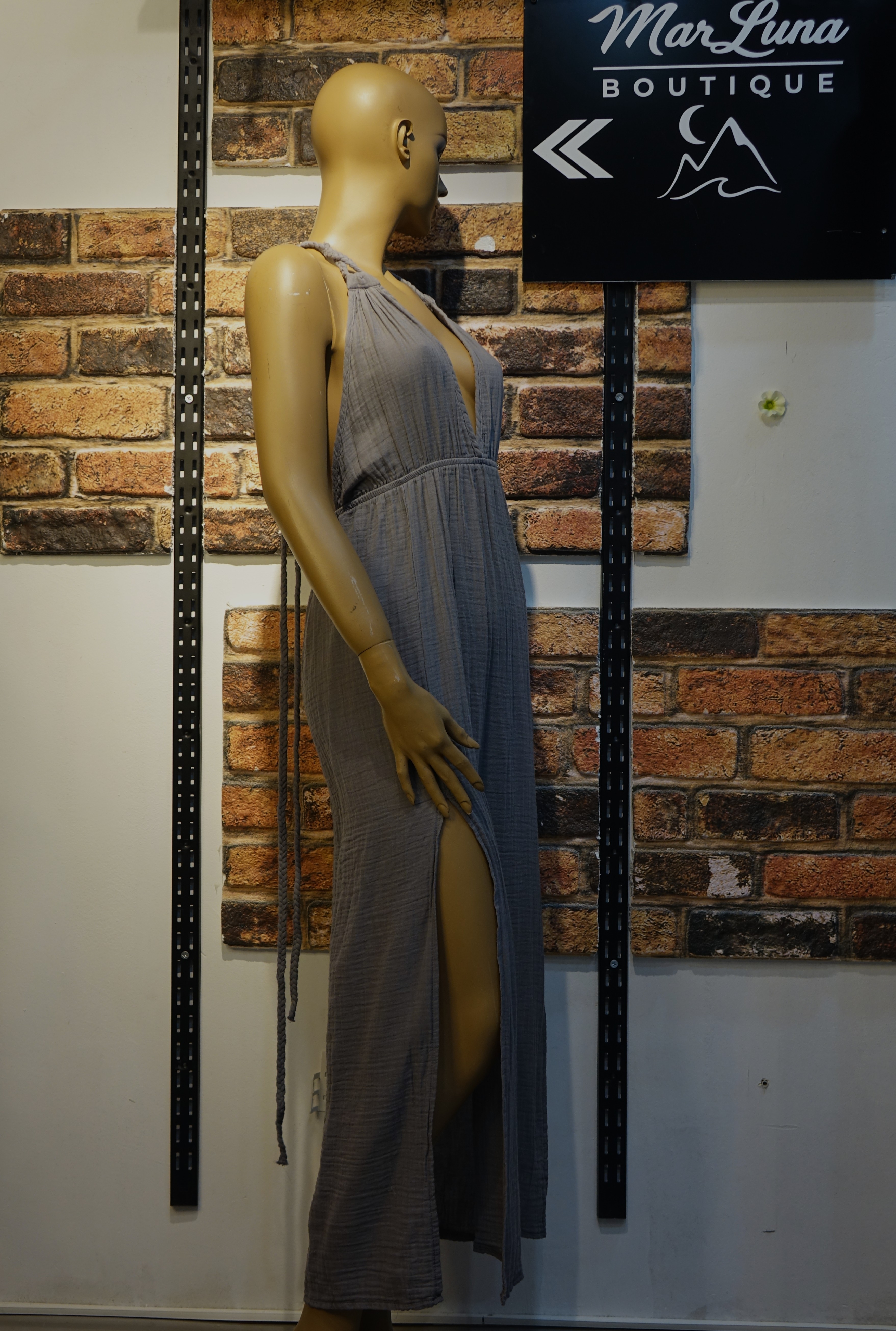 Gri Halter Yaka Uzun Kadın Elbise – Sırt Dekolteli Yırtmaçlı Boho Yazlık Maxi Elbise | MarLuna