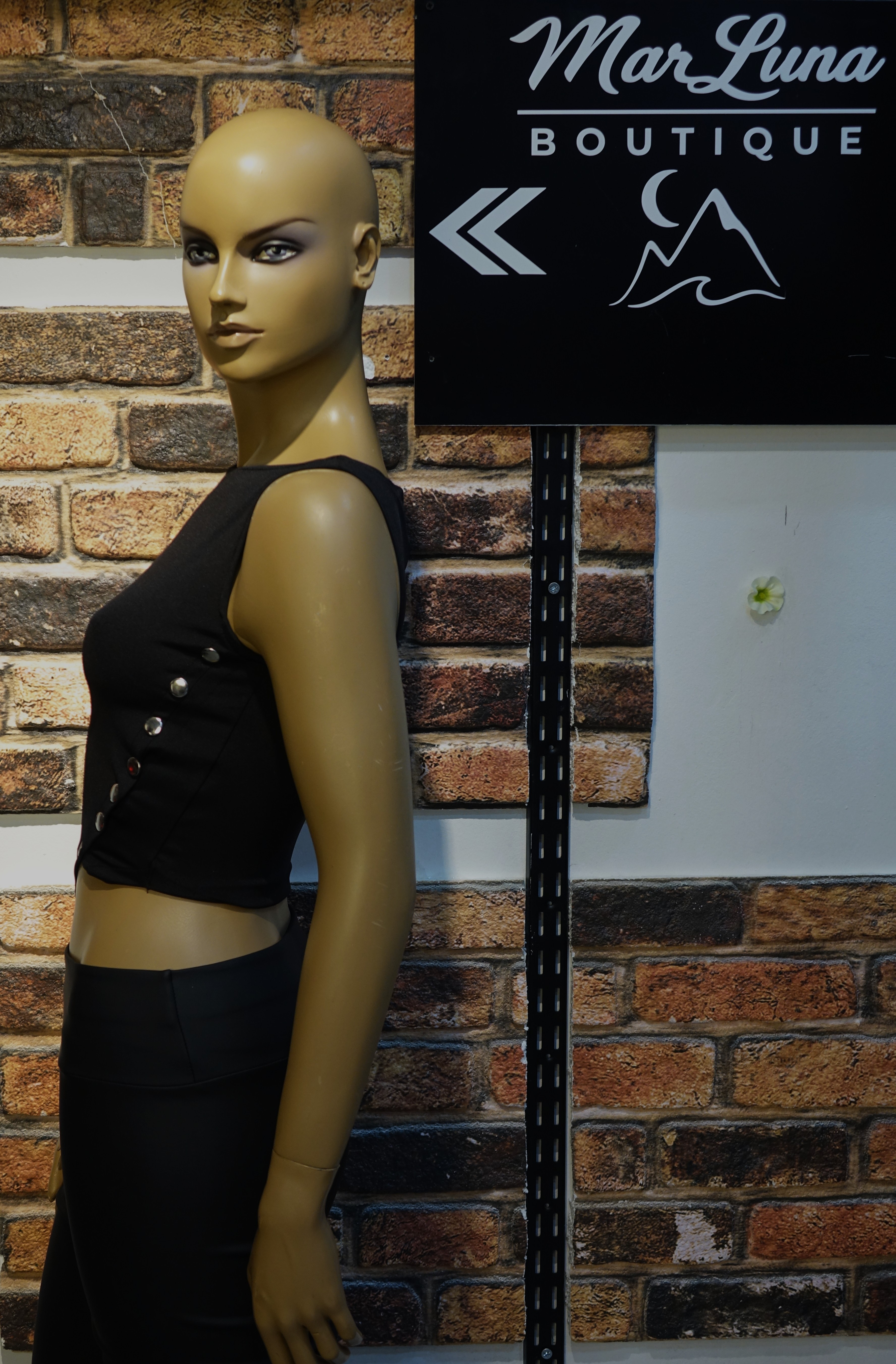 Siyah Düğme Detaylı Kadın Crop Bluz – Şık Fit Kesim Modern Crop Top