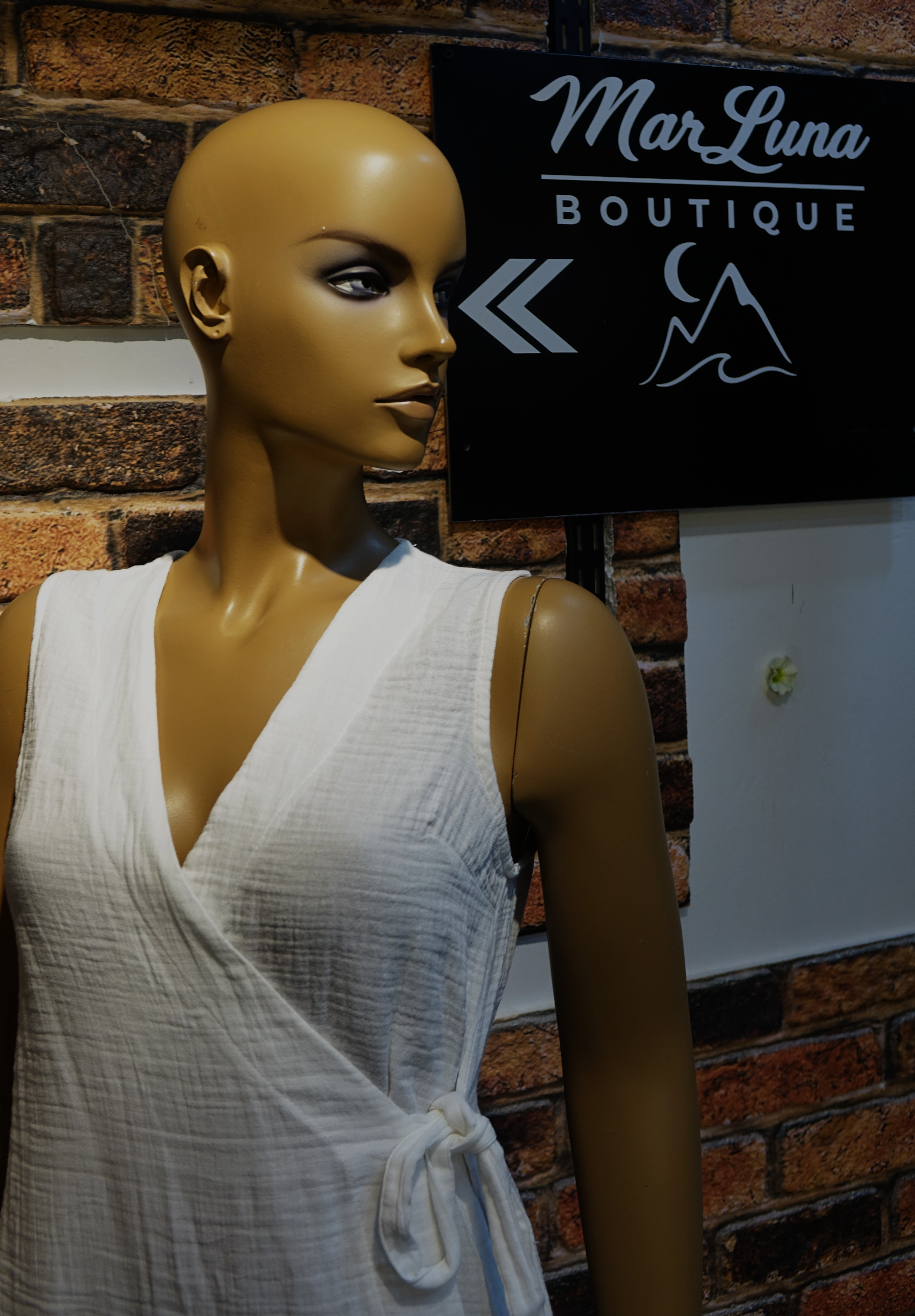 Beyaz Kruvaze Bağlamalı Kadın Yazlık Elbise – Hafif Kumaş Şık Yaz Elbisesi