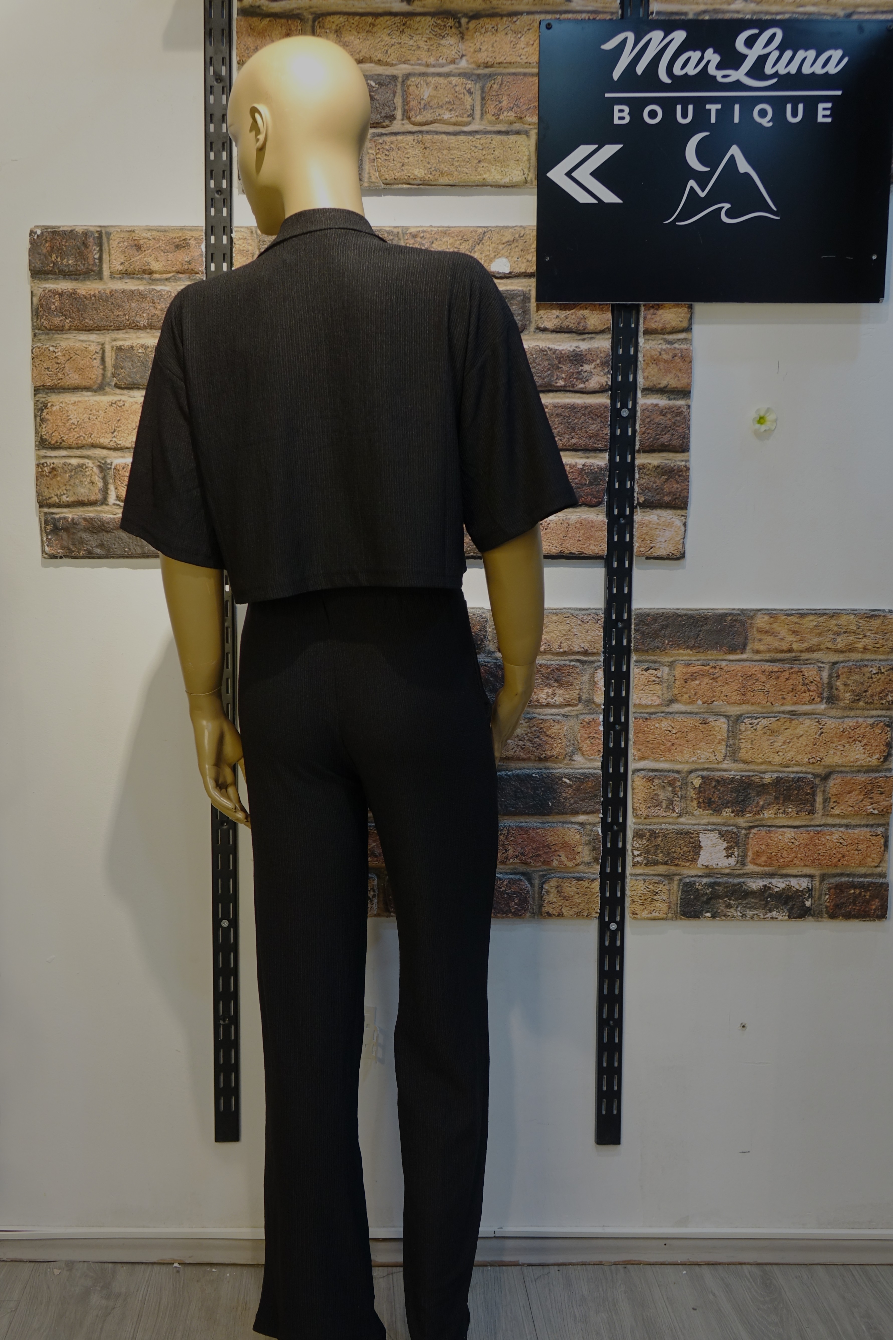 Siyah Kadın İkili Takım – Düğme Detaylı Crop Bluz ve Rahat Kesim Pantolon Takım | MarLuna