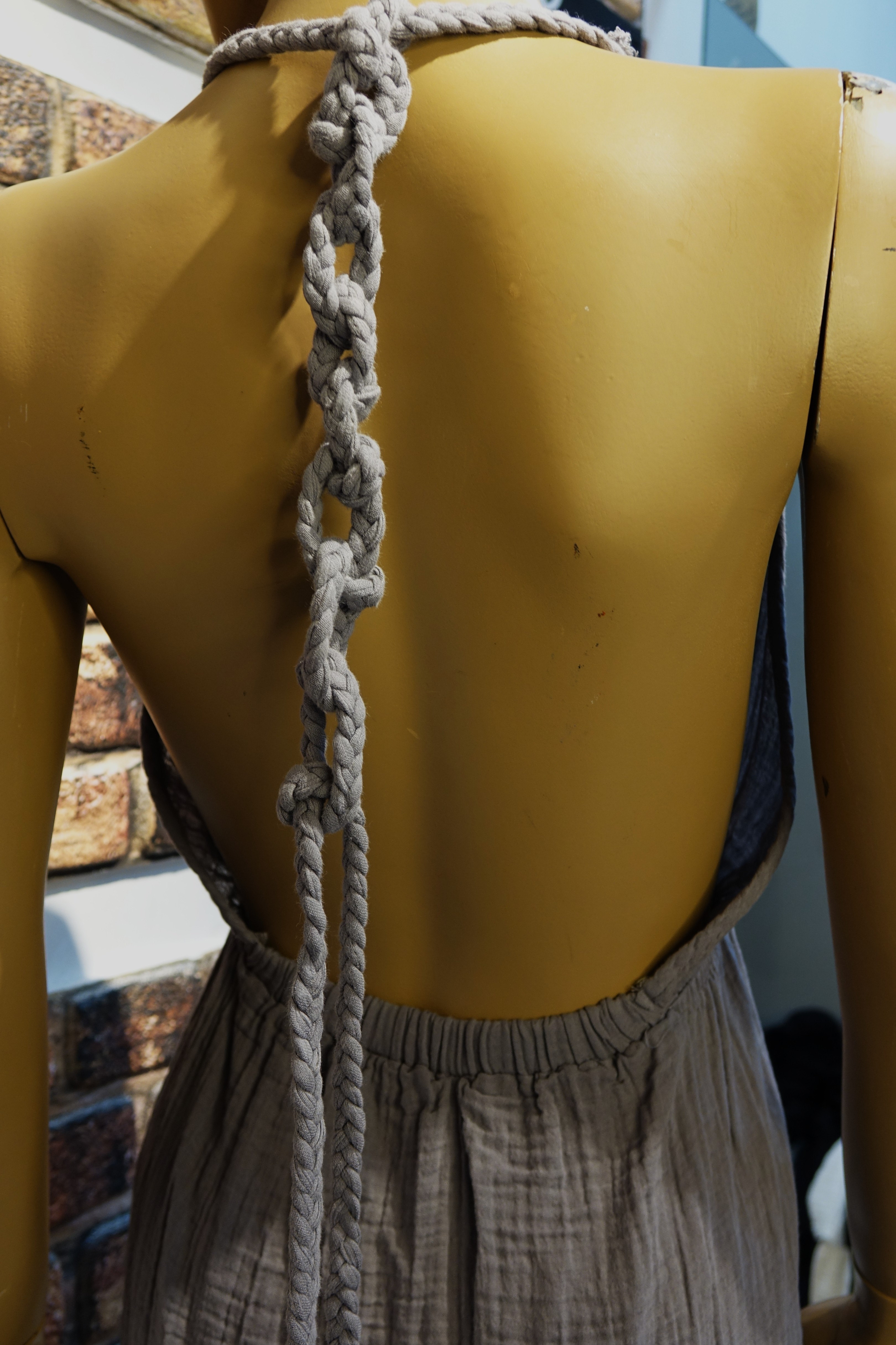 Gri Halter Yaka Uzun Kadın Elbise – Sırt Dekolteli Yırtmaçlı Boho Yazlık Maxi Elbise | MarLuna