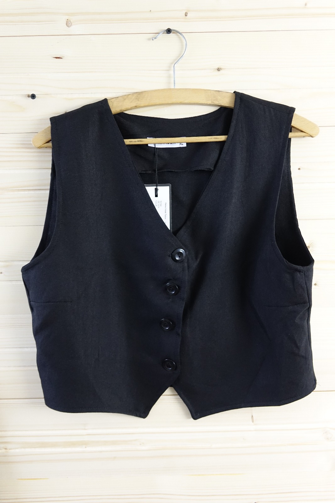 Modern Bohem Kombin – Beyaz Gömlek, Düğmeli Yelek ve Deri Tayt | MarLuna