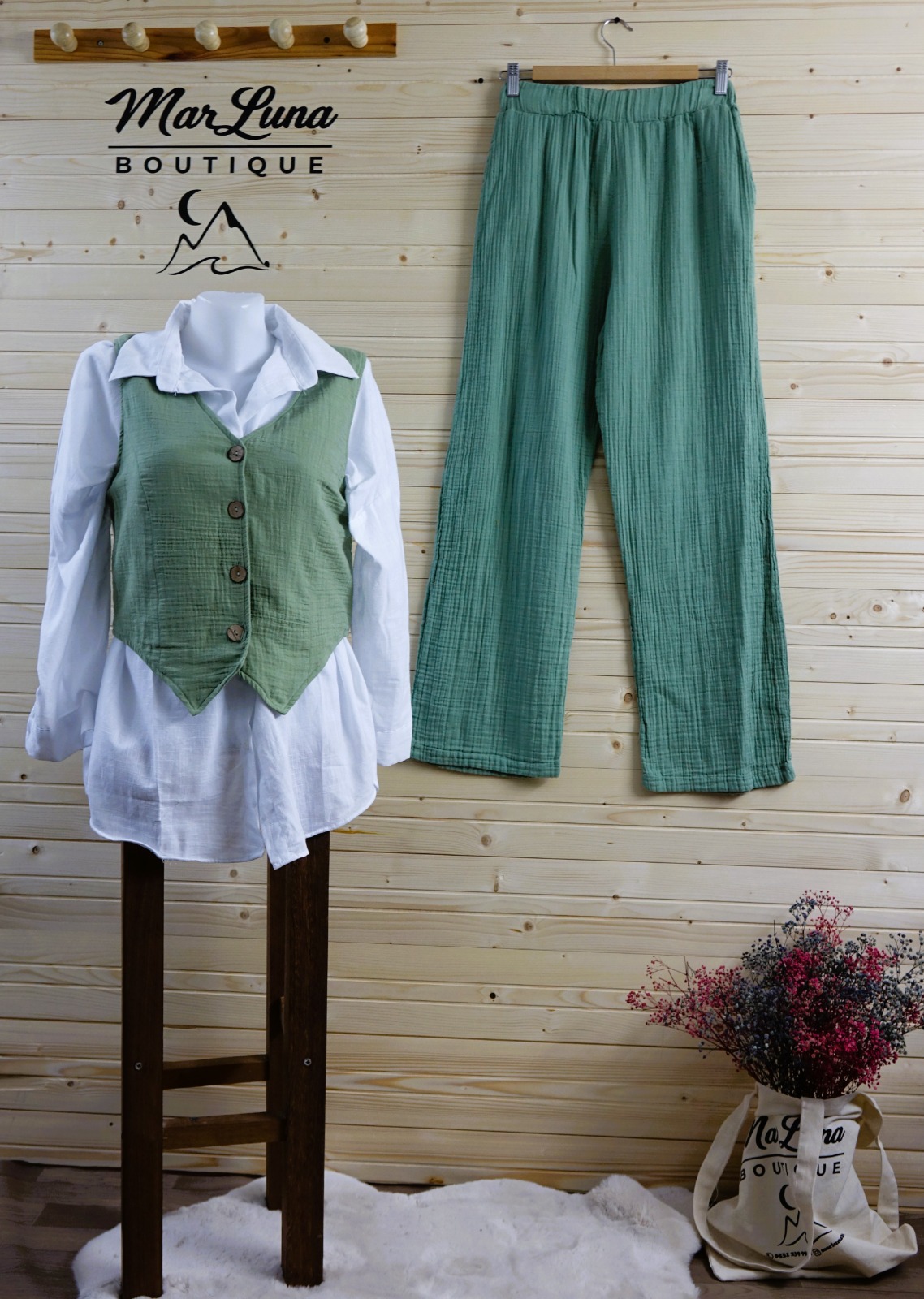 Bohem Müslin Yaz Kombini – Beyaz Gömlek, Düğmeli Yelek ve Rahat Kesim Pantolon | MarLuna