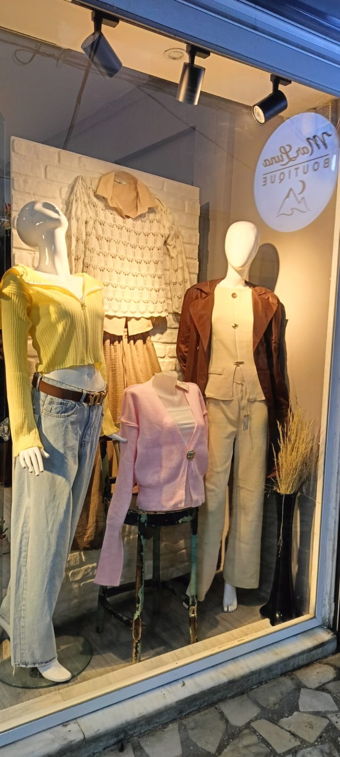 Sarı Fermuarlı Crop Hırka ve Yüksek Bel Jean Kombini – Modern Günlük Kadın Kombini | MarLuna Marmaris