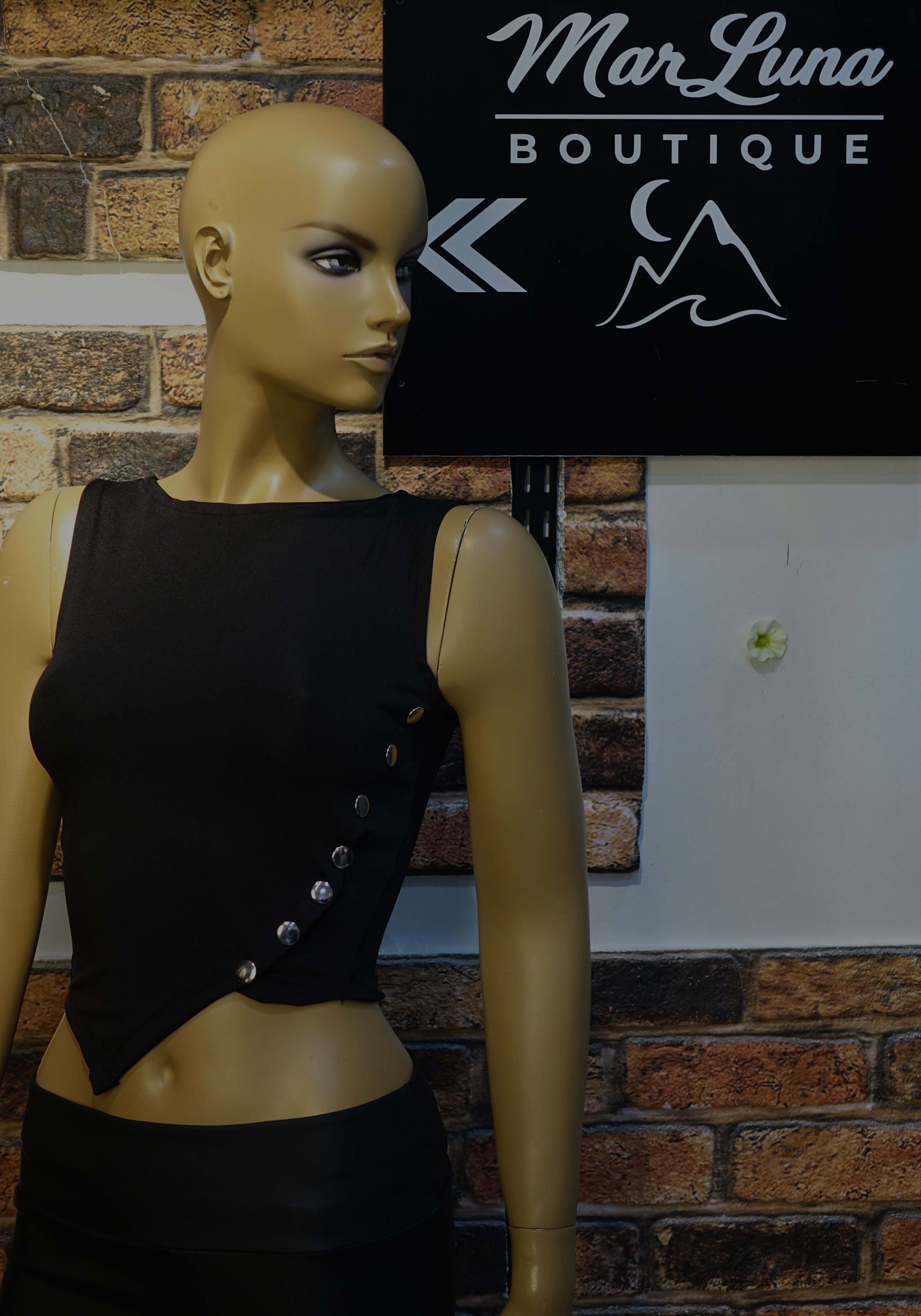 Siyah Düğme Detaylı Kadın Crop Bluz – Şık Fit Kesim Modern Crop Top