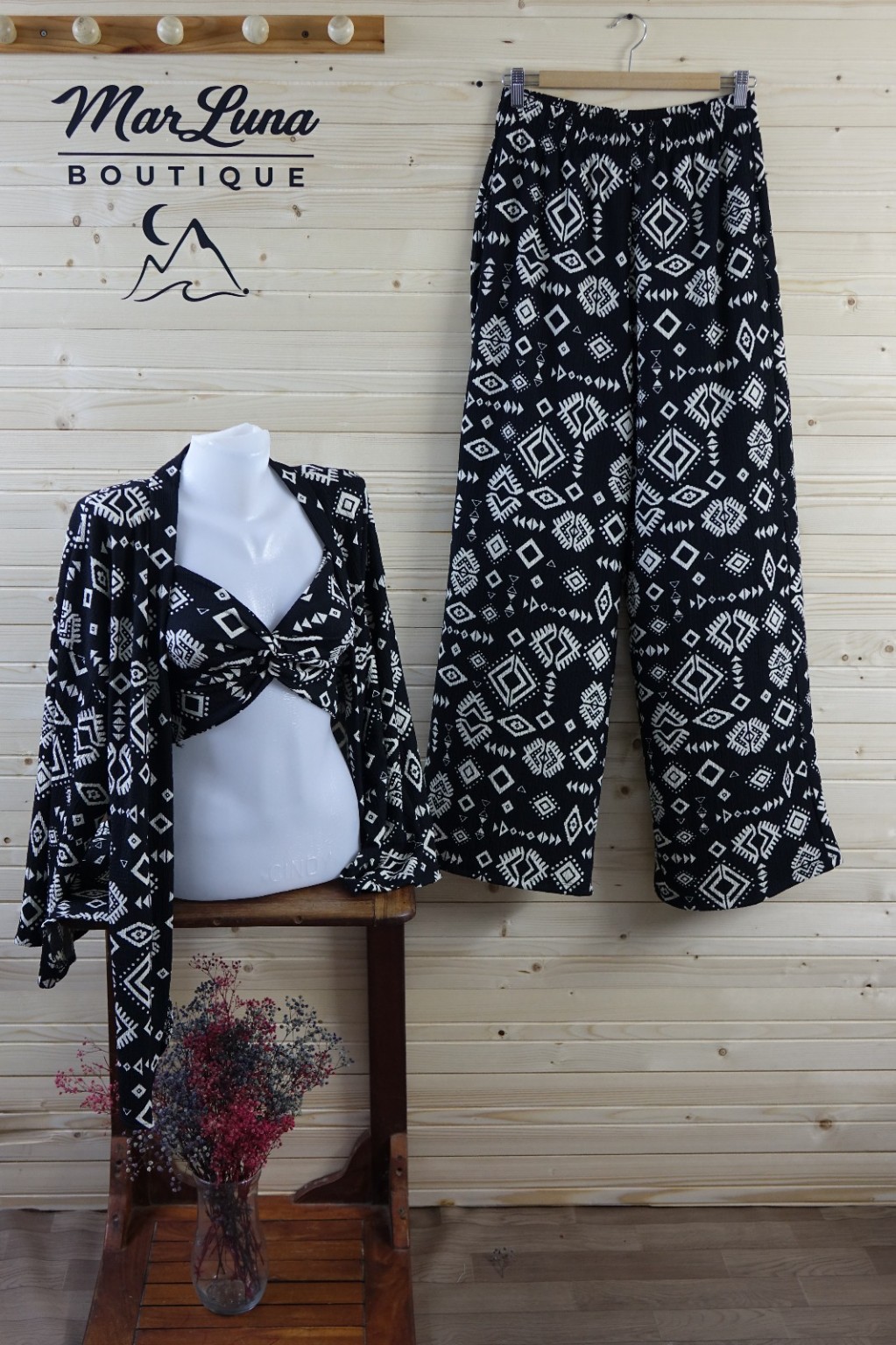 Bohem Etnik Desenli 3’lü Kadın Takım – Crop Top, Bol Paça Pantolon ve Kimono