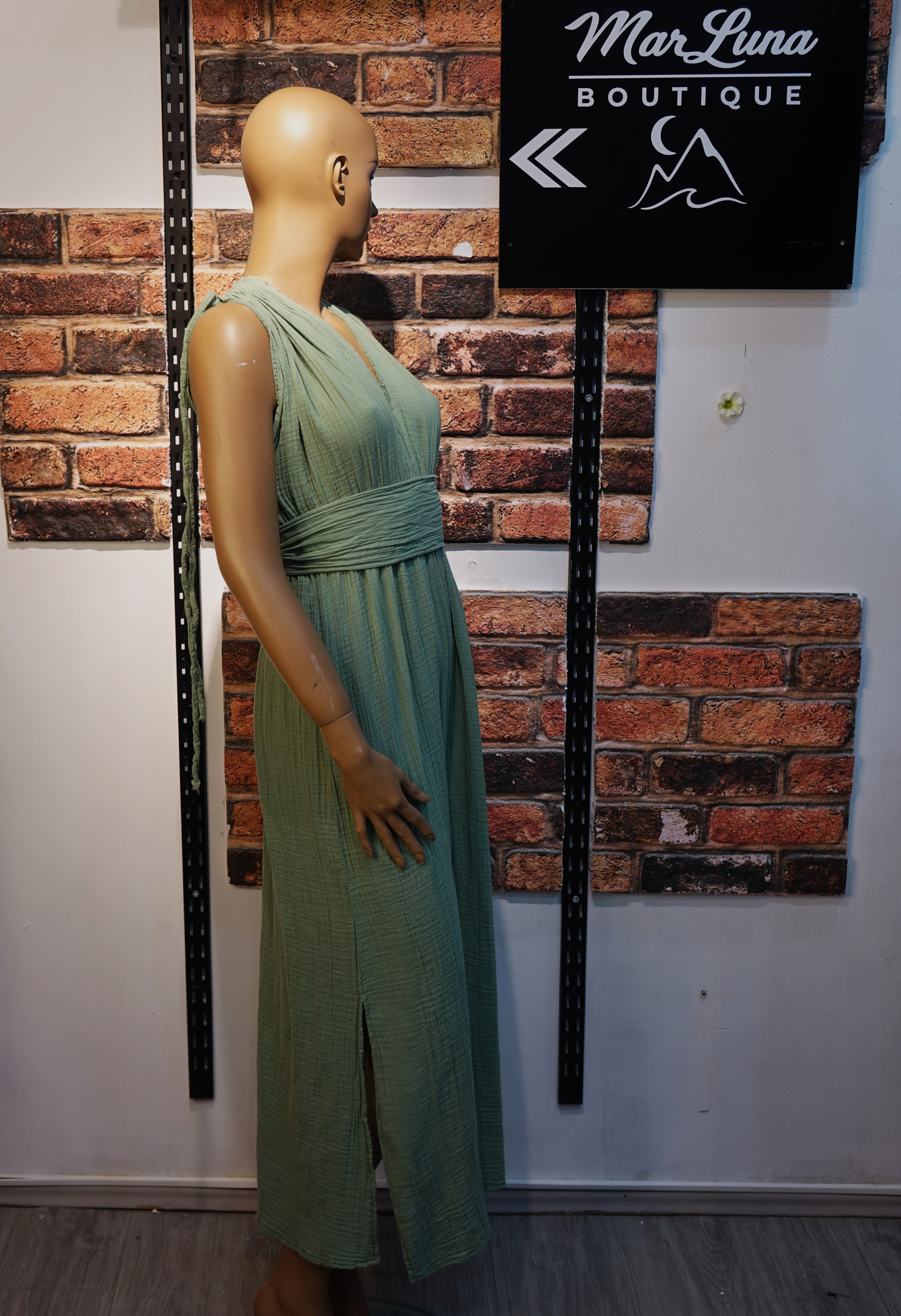 Yeşil Halter Yaka Uzun Kadın Elbise – Sırt Dekolteli Yırtmaçlı Boho Yazlık Maxi Elbise | MarLuna