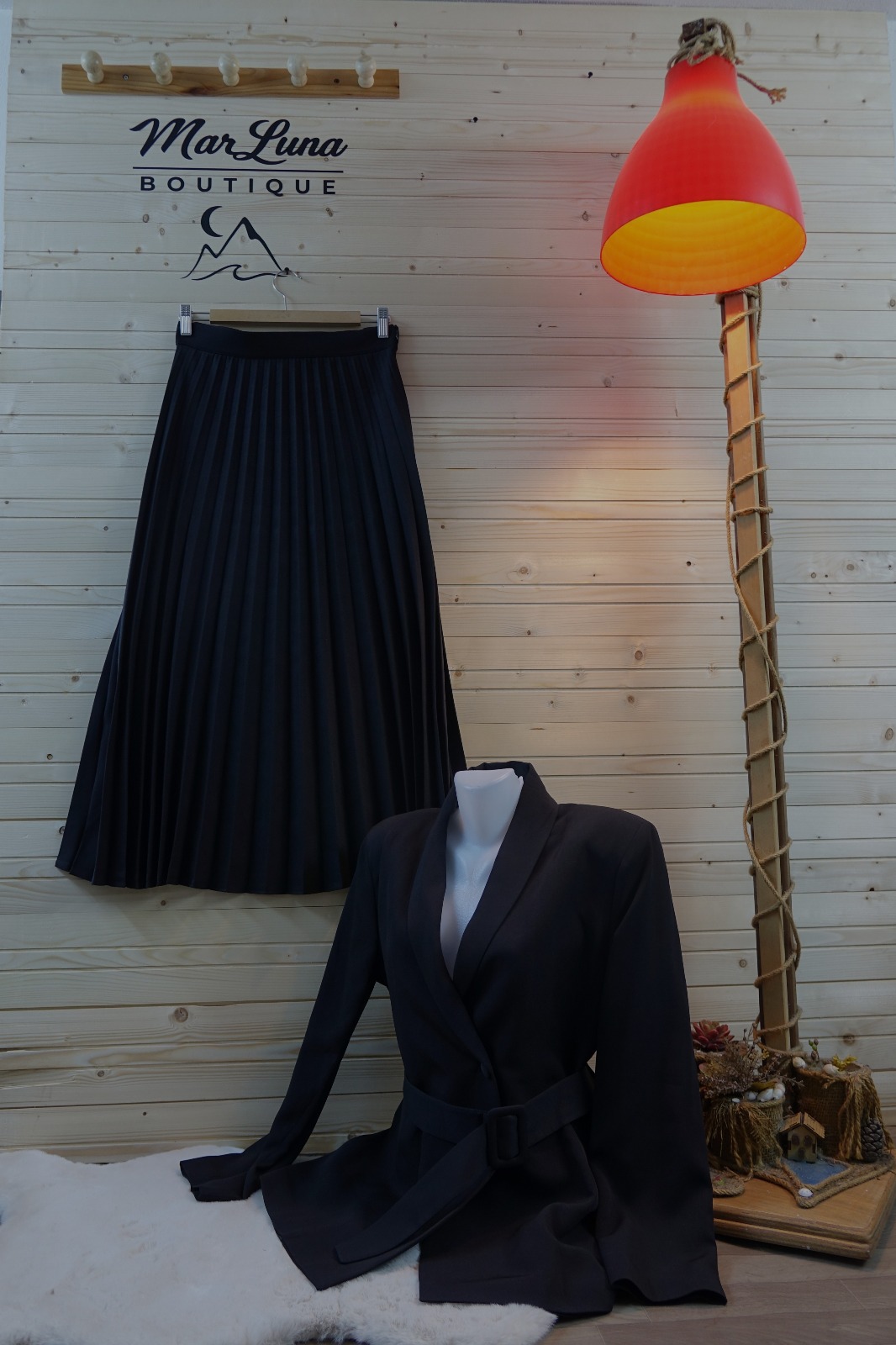 Siyah Vintage Takım – Kemerli Blazer Ceket ve Pileli Midi Etek