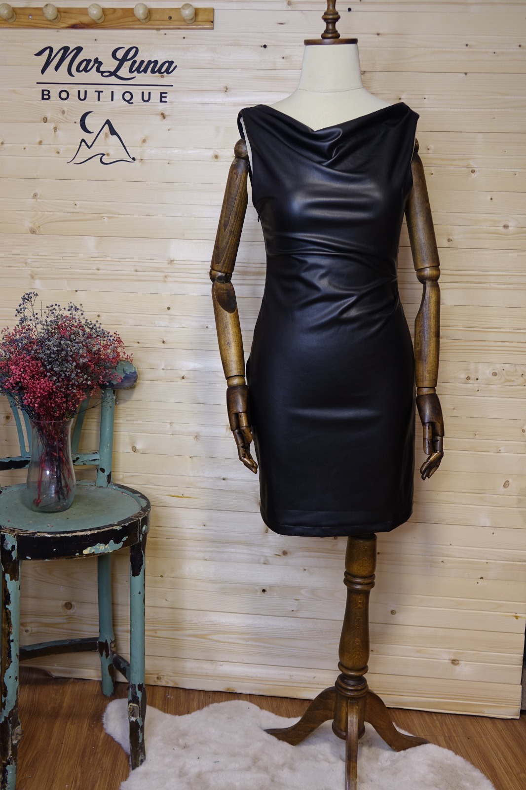 Siyah Drapeli Deri Elbise – Şık Kadın Gece & Davet Elbisesi