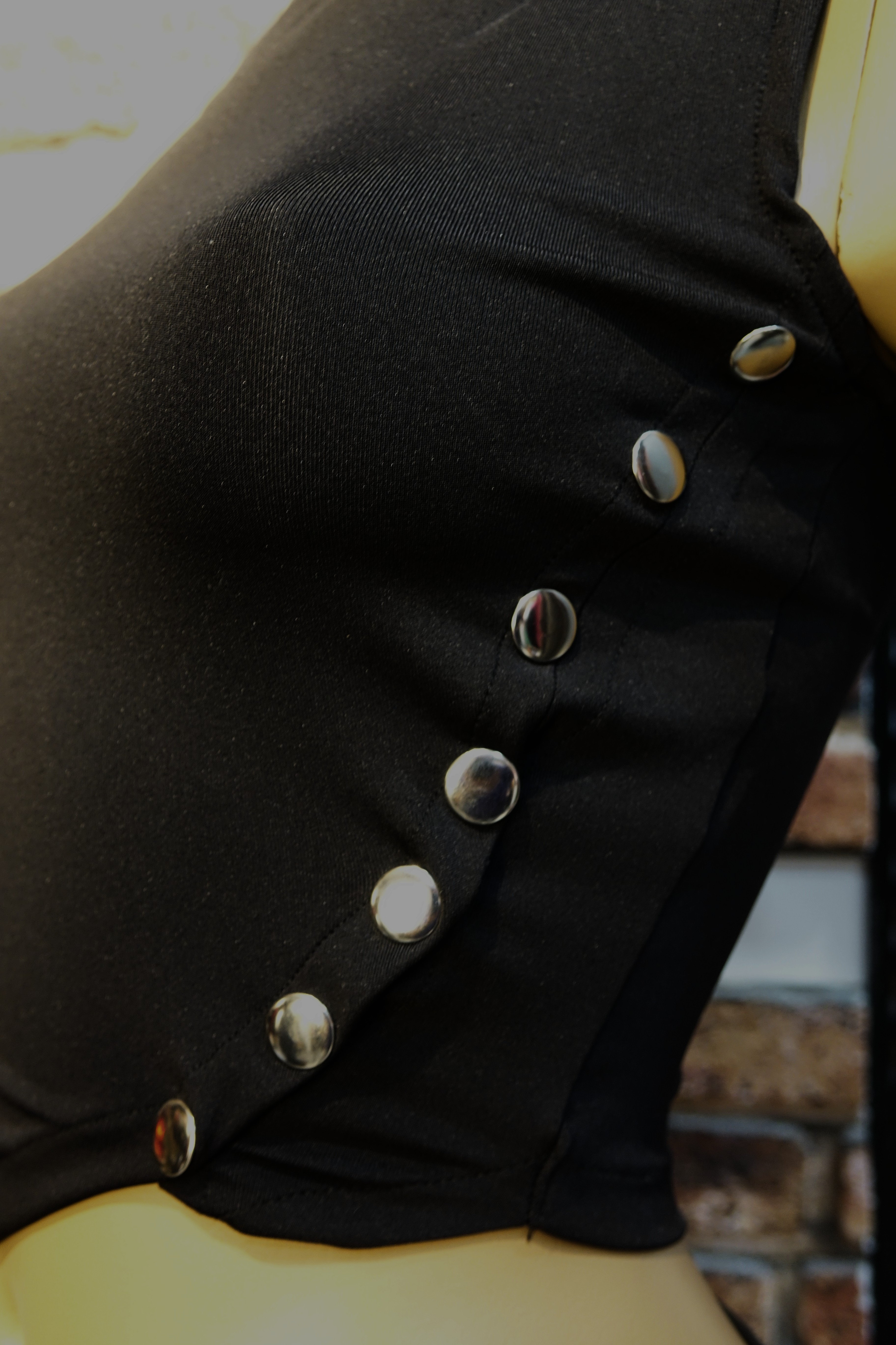 Siyah Düğme Detaylı Kadın Crop Bluz – Şık Fit Kesim Modern Crop Top