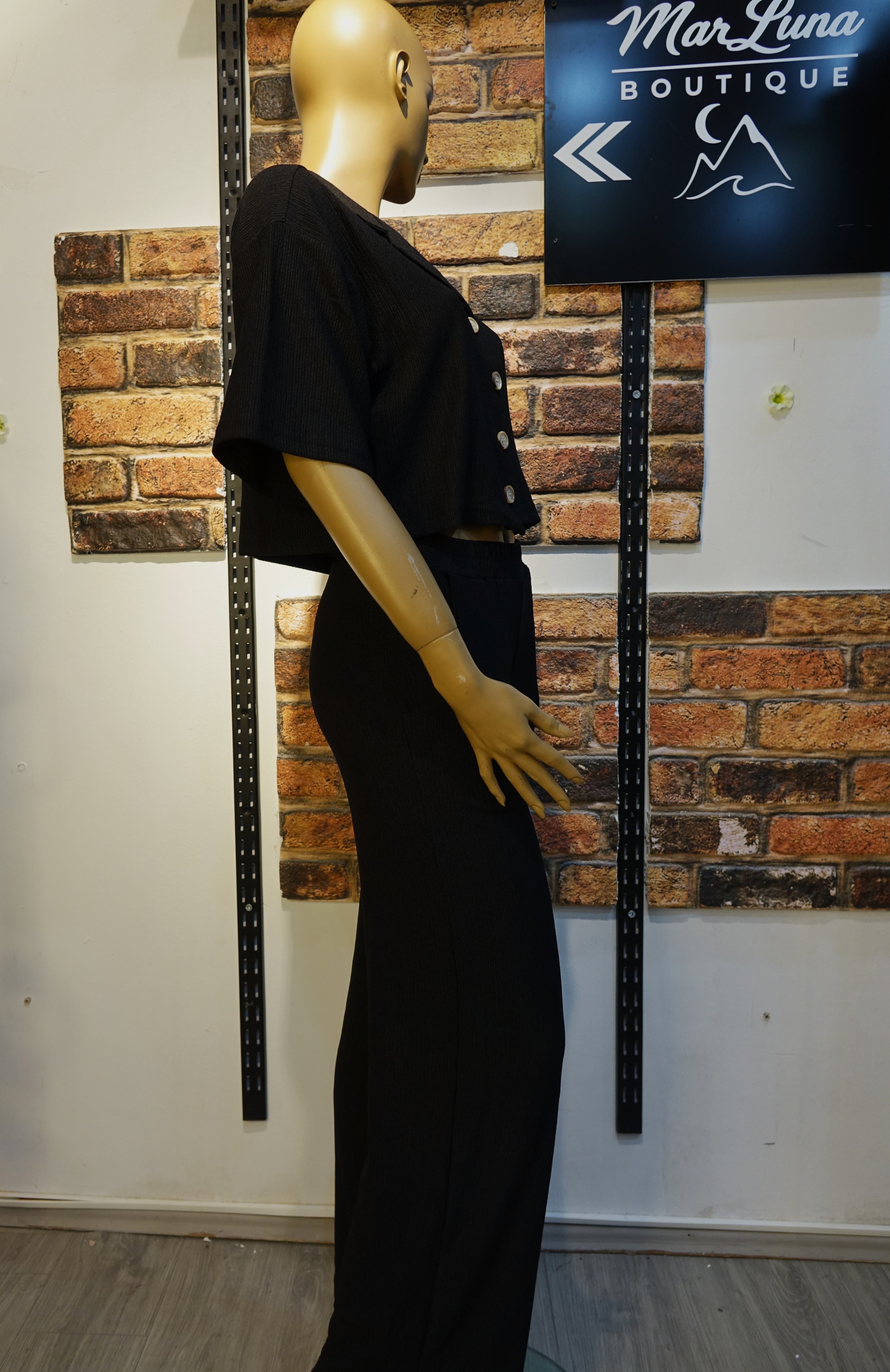 Siyah Kadın İkili Takım – Düğme Detaylı Crop Bluz ve Rahat Kesim Pantolon Takım | MarLuna