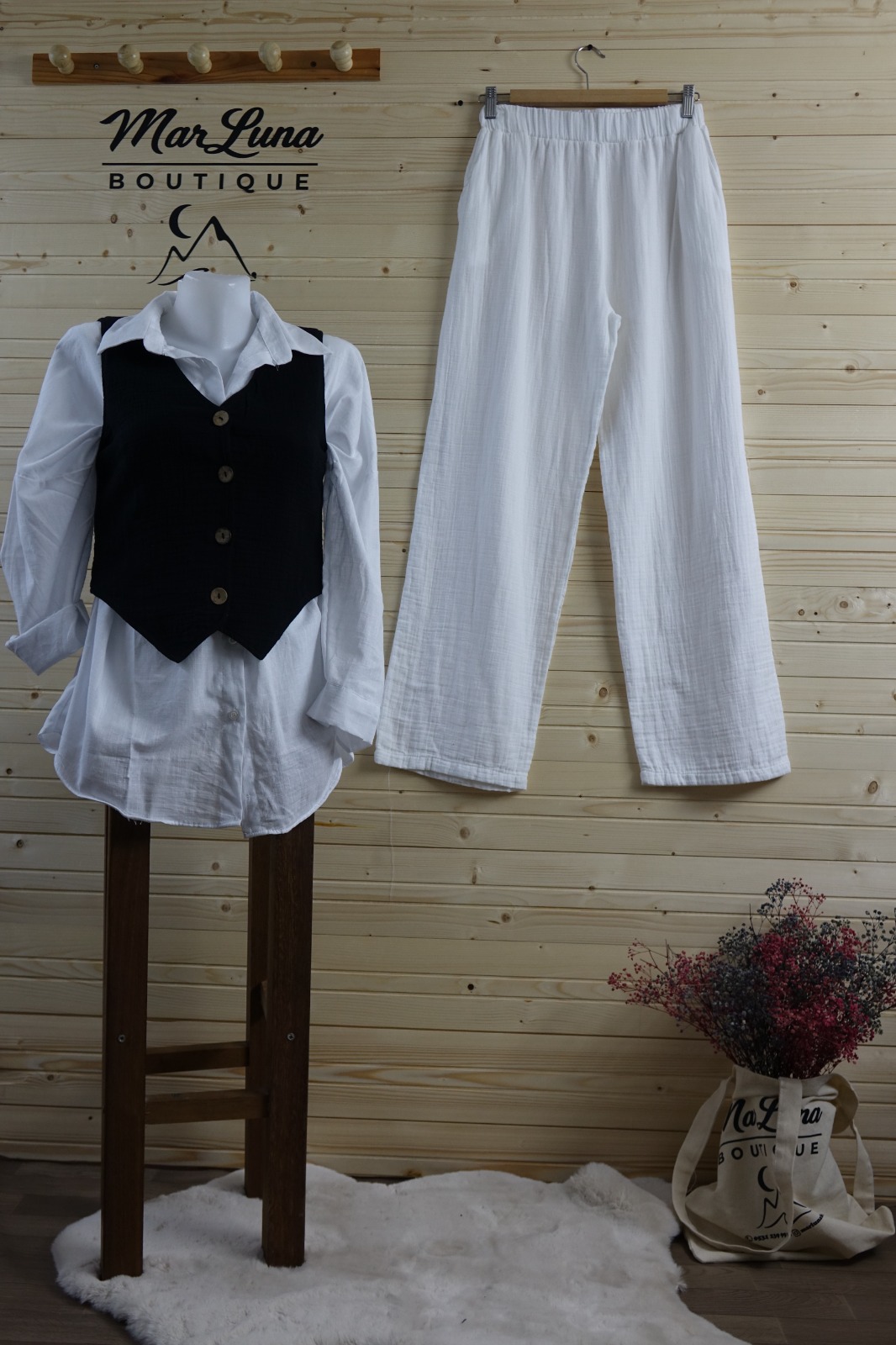 Bohem Müslin Yaz Kombini – Beyaz Gömlek, Düğmeli Yelek ve Rahat Kesim Pantolon | MarLuna