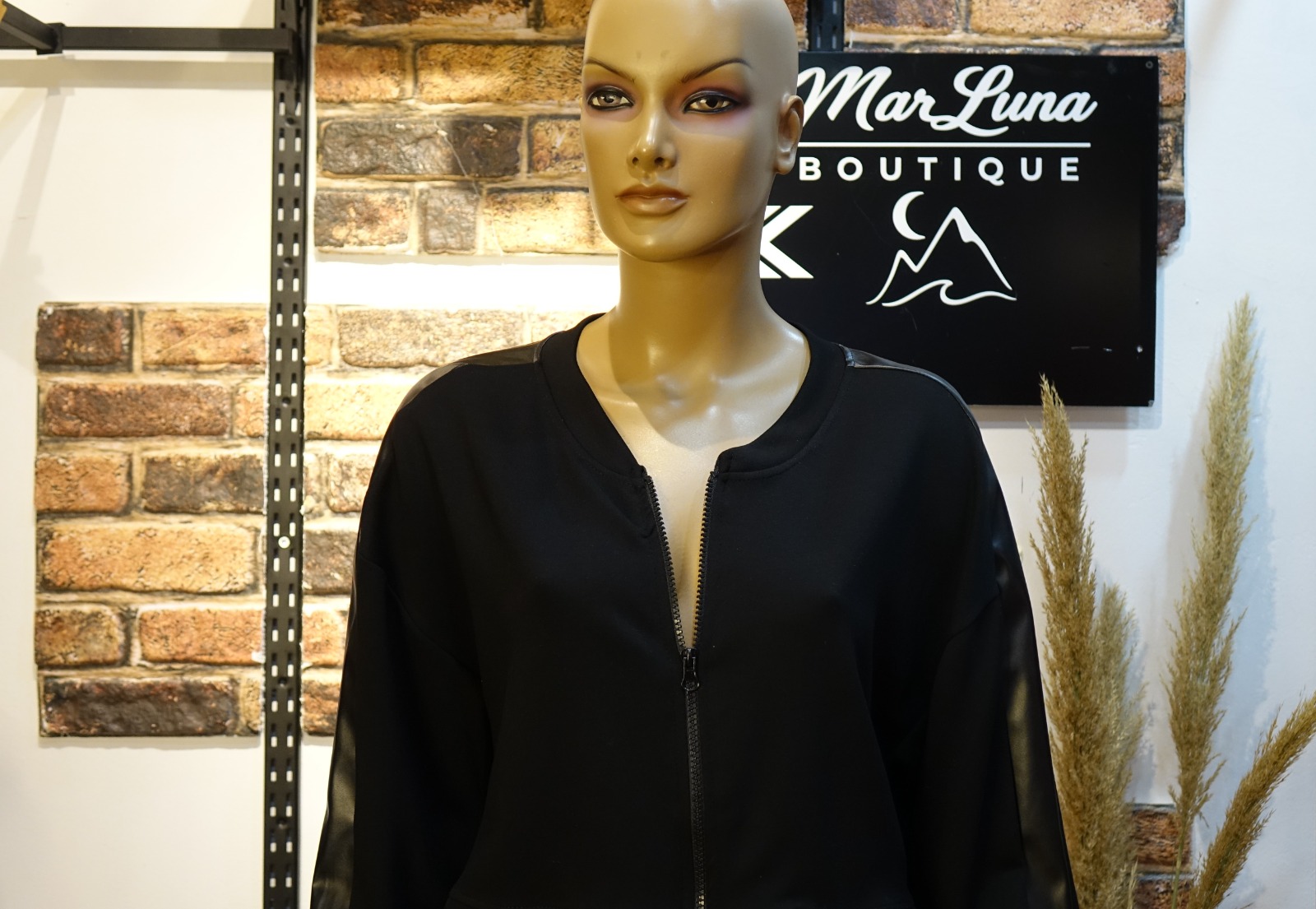 Siyah Deri Detaylı Kadın Mont – Güçlü Duruş, Şehirli Şıklık & Zamansız Stil