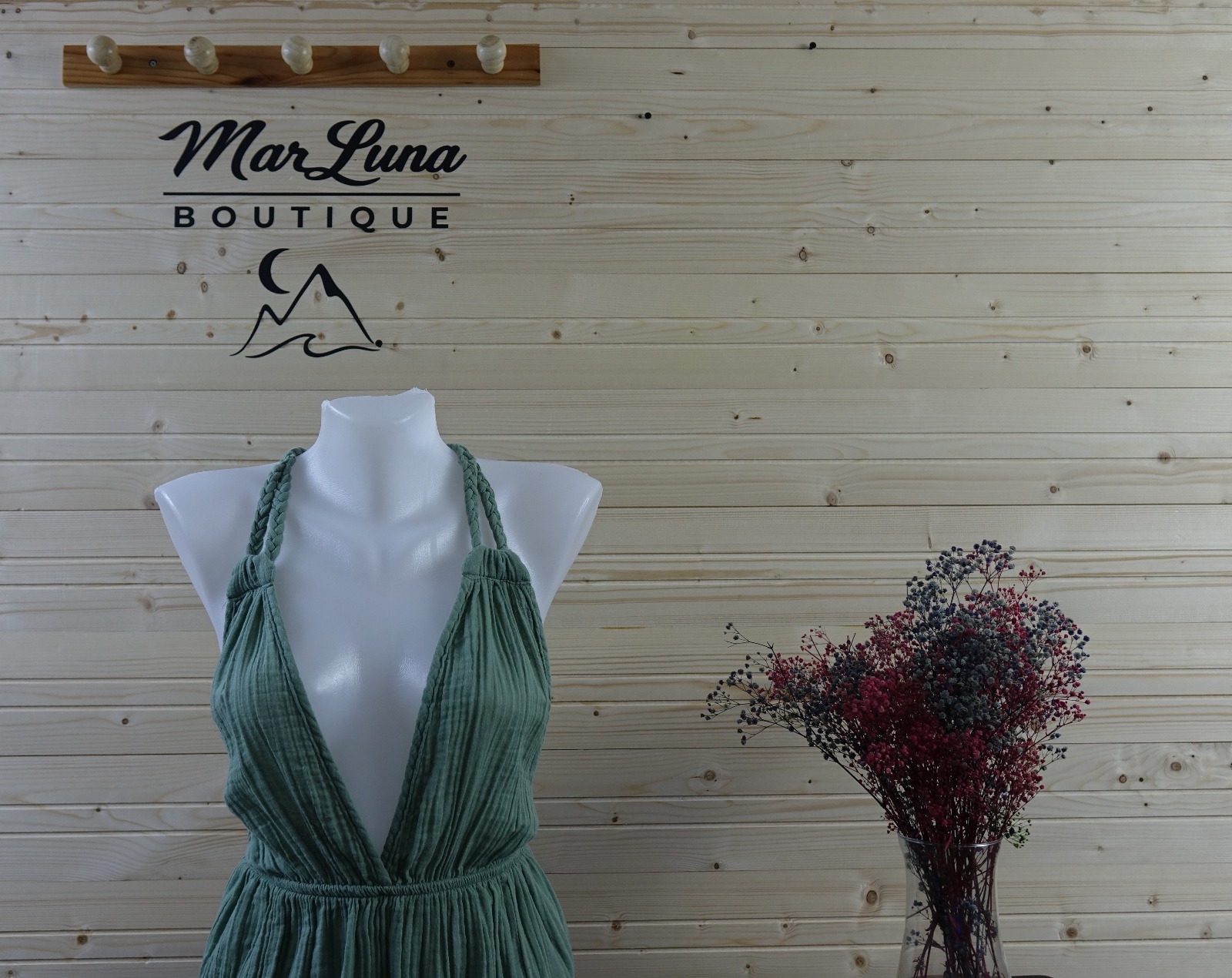 Yeşil Müslin Halter Yaka Uzun Yazlık Elbise – Sırt Dekolteli Sahil & Tatil Elbisesi | MarLuna