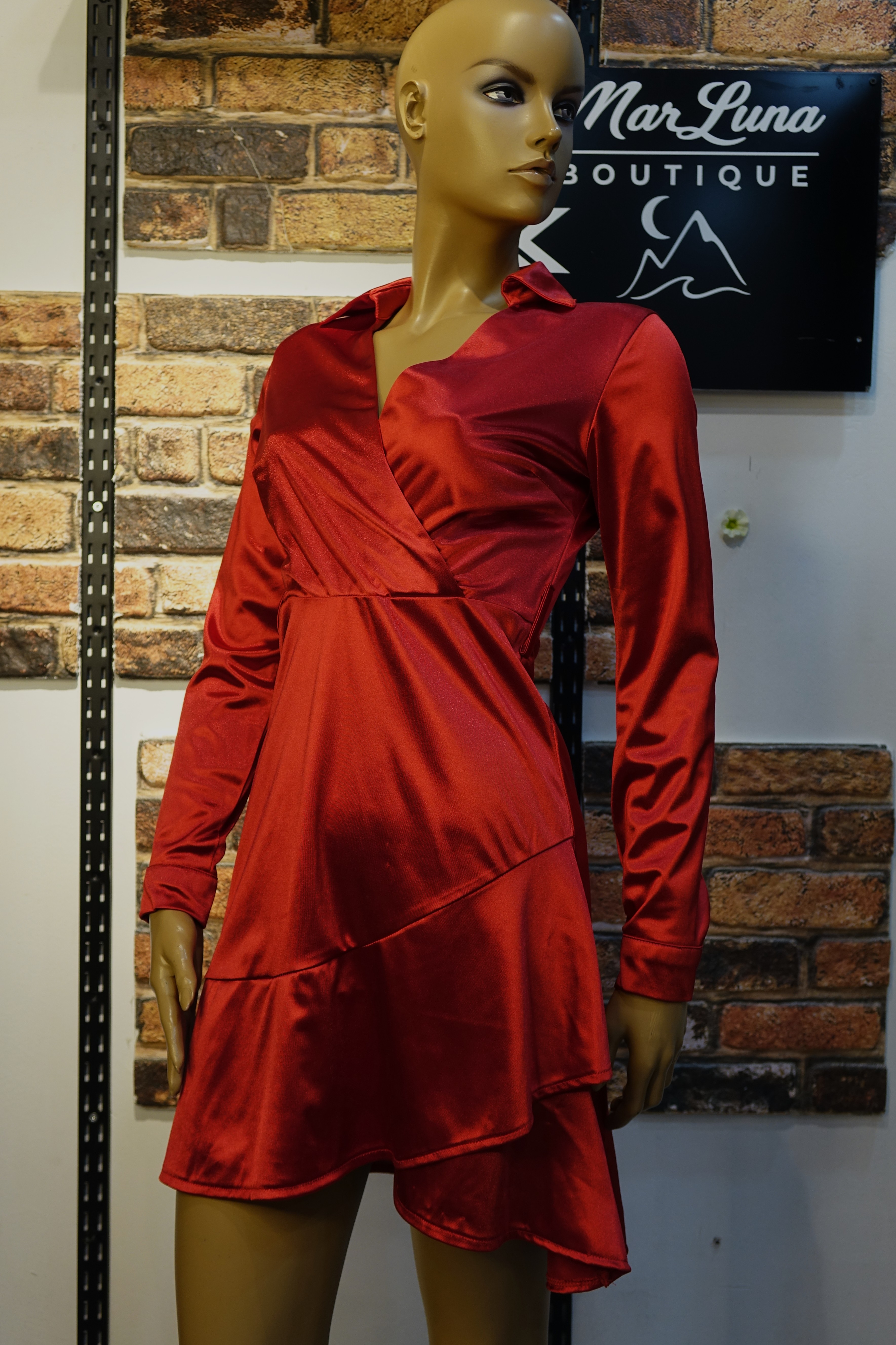 Kırmızı Saten Kruvaze Kadın Elbise – Uzun Kollu Asimetrik Kesim Şık Gece Elbisesi | MarLuna