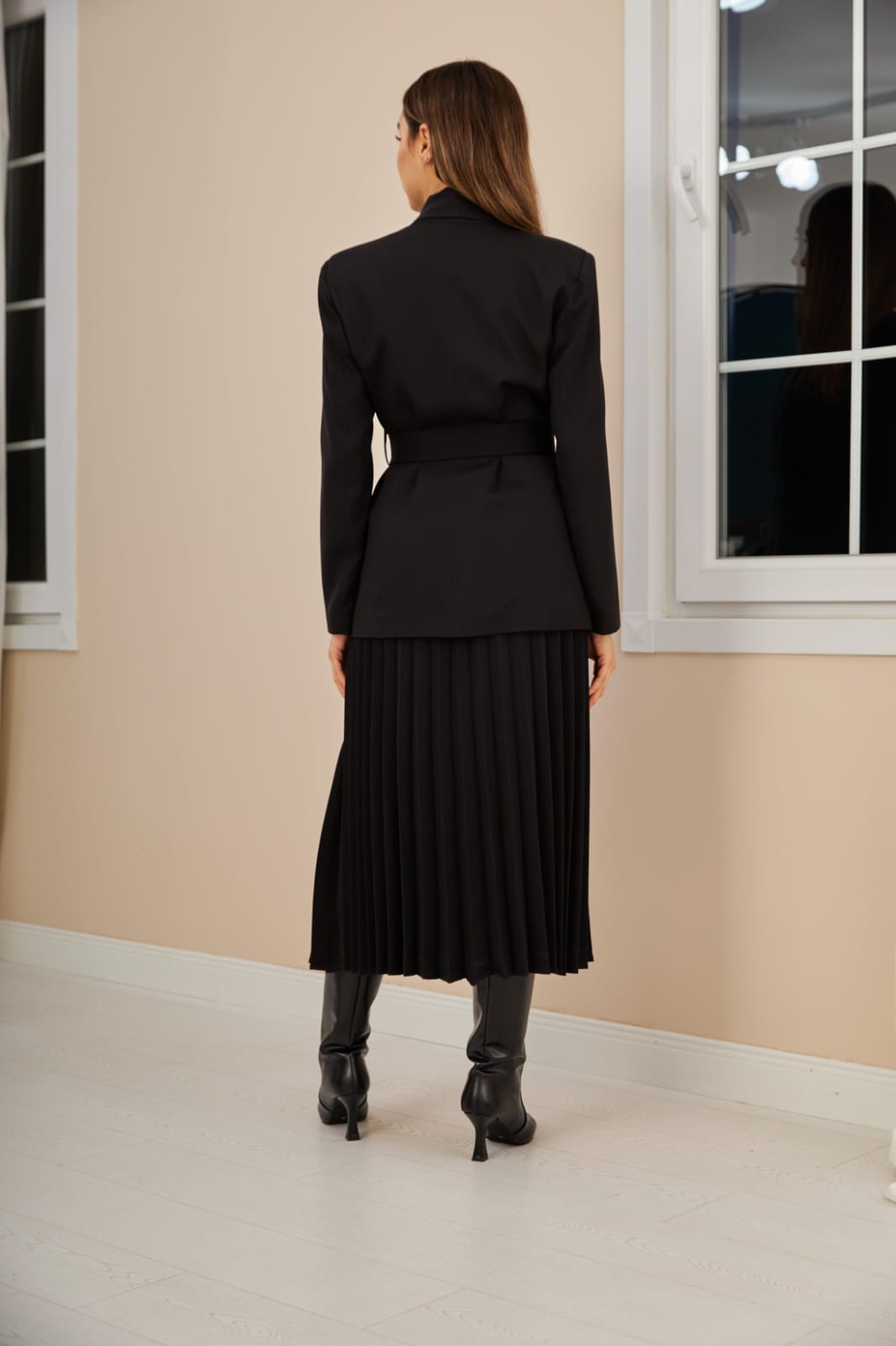 Siyah Vintage Takım – Kemerli Blazer Ceket ve Pileli Midi Etek