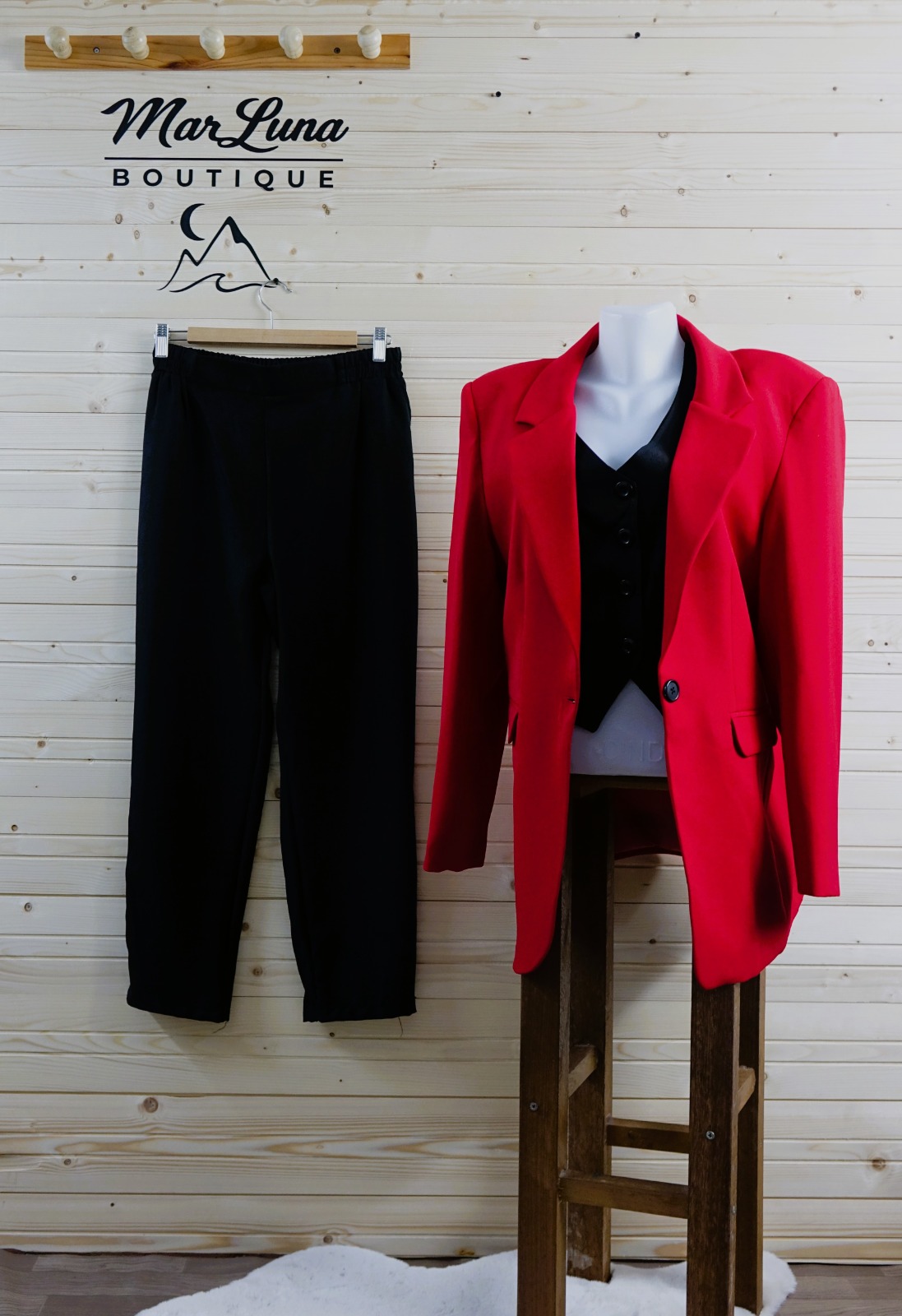 Siyah Yelek Beyaz Blazer Ceket Pantolon Kadın Kombin – Modern Ofis Şıklığı Takım