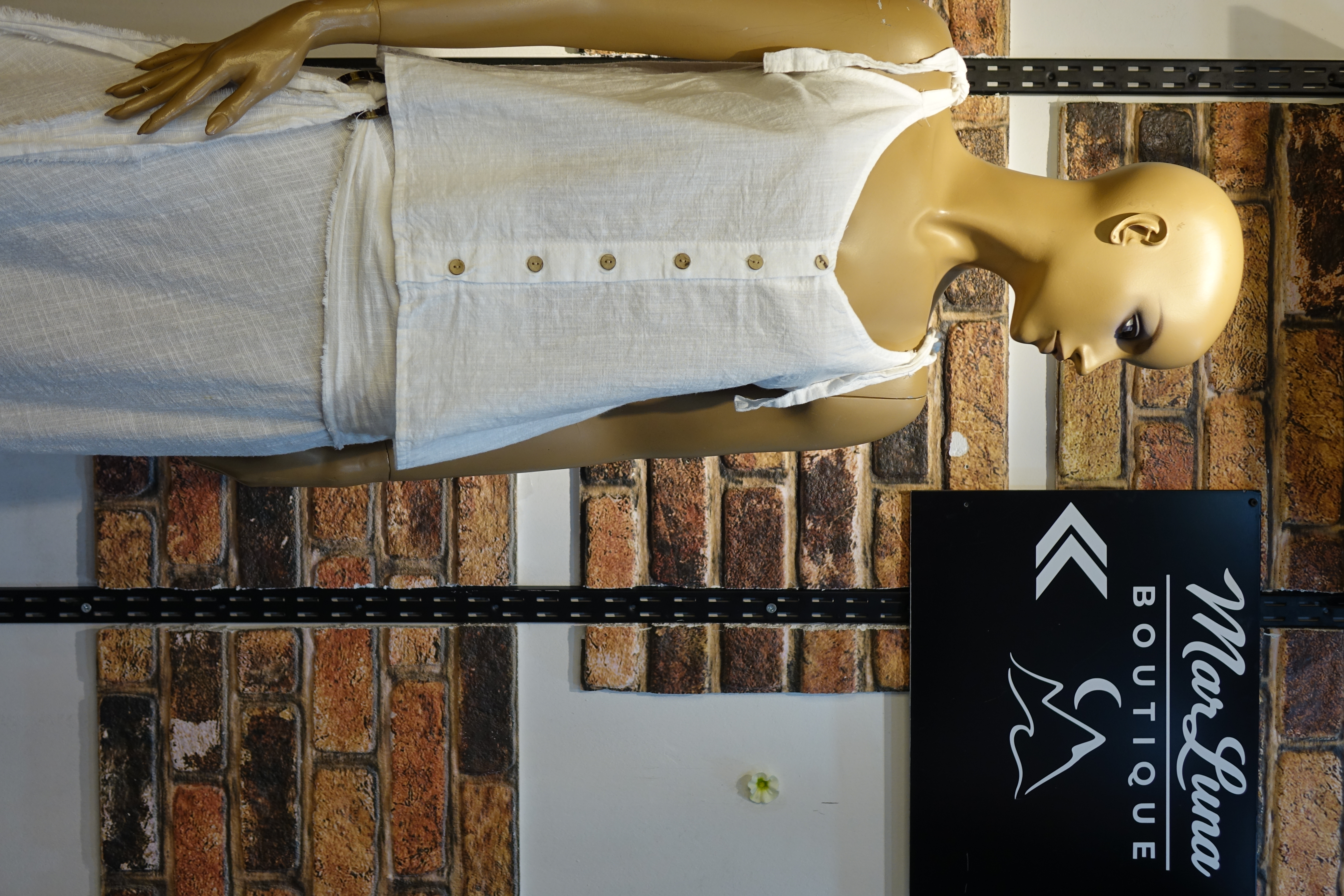 Beyaz Askılı Düğmeli Kadın Bluz – Yazlık Keten Görünümlü Rahat Bohem Kadın Üst | MarLuna