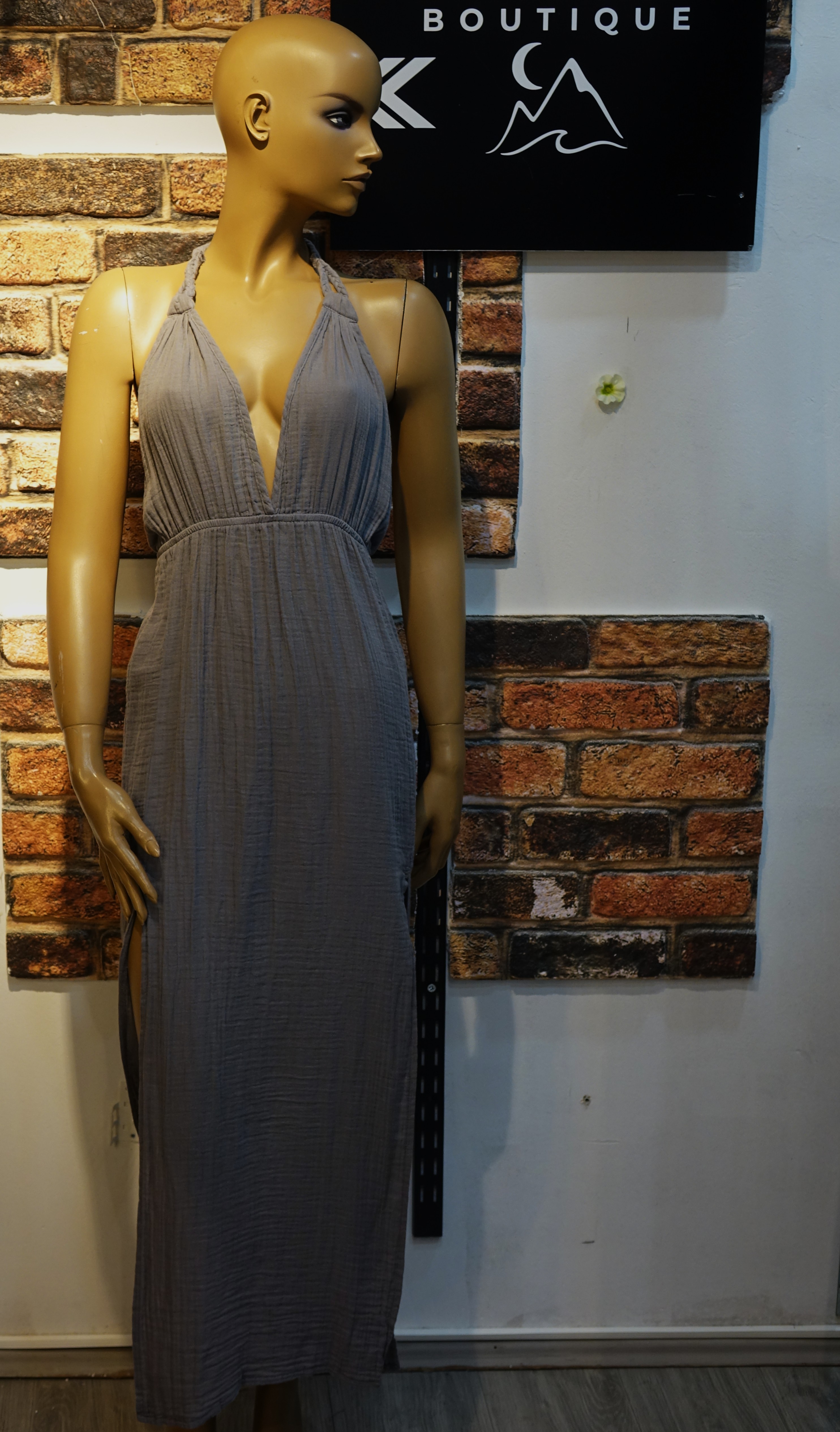 Gri Halter Yaka Uzun Kadın Elbise – Sırt Dekolteli Yırtmaçlı Boho Yazlık Maxi Elbise | MarLuna