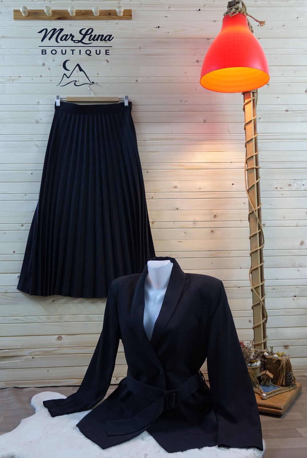 Siyah Vintage Takım – Kemerli Blazer Ceket ve Pileli Midi Etek